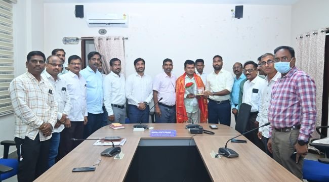 బదిలీపై వెళ్లిన ఎస్సీ సంక్షేమ శాఖ అధికారికి సన్మానం