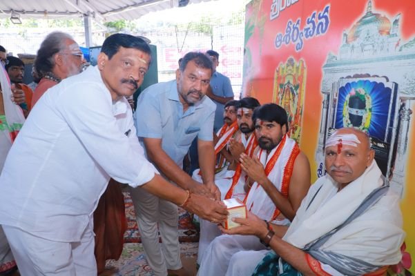 భీమేశ్వర స్వామివారిని దర్శించుకున్న ఎమ్మెల్సీ  శంకర్ నాయక్ 