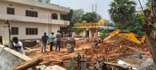 అనధికార నిర్మాణాల పై జివిఎంసి అధికారులు ఉక్కుపాదం....