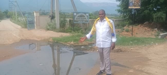 రహదారిపై డ్రైనేజీ సమస్య పరిష్కరించాలి