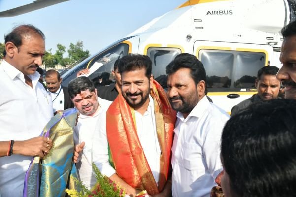 హెలిప్యాడ్ వద్ద సీఎం రేవంత్‌రెడ్డికి స్వాగతం పలికిన ఆకుల నరసన్న పటేల్