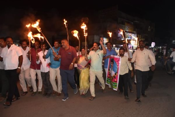 పెద్ది సుదర్శన్ రెడ్డి విగ్రహం ఏర్పాటు చేయాలి