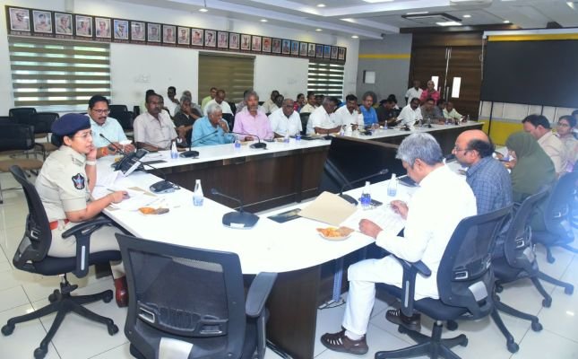 పోలీసు కుటుంబాల సమస్యలపై సమీక్ష