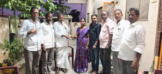 హాస్పిటల్ ఖర్చుకు గౌరవ వేతనం అందజేసిన దుపల్లి సర్పంచ్