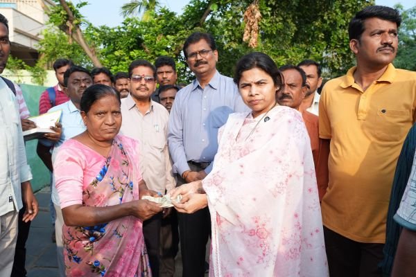 లబ్ధిదారులకు పింఛన్లు పంపిణీ చేసిన ఎమ్మెల్యే భూమా అఖిల ప్రియ అఖిల