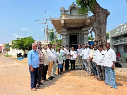 పాపమ్మ గుడి నిర్మాణానికి రూ.2 లక్షల ఆర్థిక సాయం