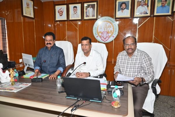 నుడా కార్యాలయం సమావేశంలో పాల్గొన్న జిల్లా కలెక్టర్ 