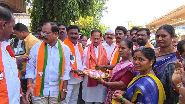 పెన్షన్ల పంపిణీ కార్యక్రమంలో బీజేపీ నాయకులు