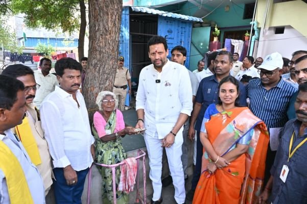 కర్నూలులో మంత్రి టీజీ భరత్ పింఛన్ల పంపిణీ