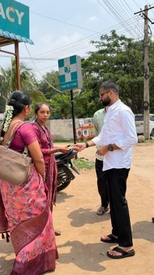 విద్యార్థినికి అండగా నిలిచిన యువనేత గుమ్మనూరు ఈశ్వర్