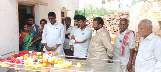 మాజీ ఎంపీటీసీ భర్త మృతి.. కుటుంబాన్ని పరామర్శించిన బొమ్మన శ్రీరాంరెడ్డి