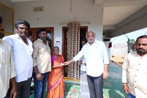 ప్రతి అర్హుడికీ అండగా ఎన్టీఆర్‌ భరోసా. ఇంటింటికీ వెళ్లి పింఛన్లు అందించిన ఎమ్మెల్యే యార్లగడ్డ.