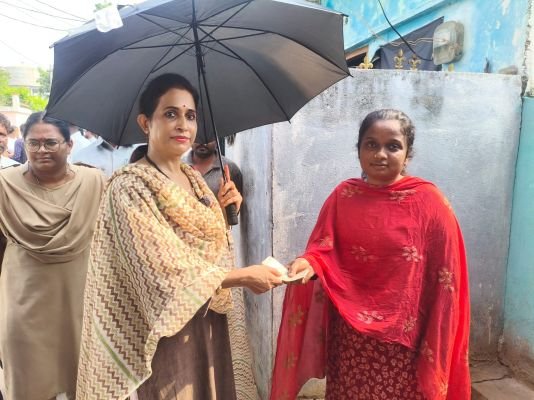 పెన్షన్లను పంపిణీ చేసిన ఎమ్మెల్యే