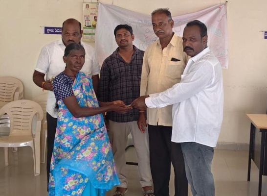   పోలంపల్లిలో కొత్తగా మంజూరైన స్పౌజ్ పింఛన్ అందజేత
