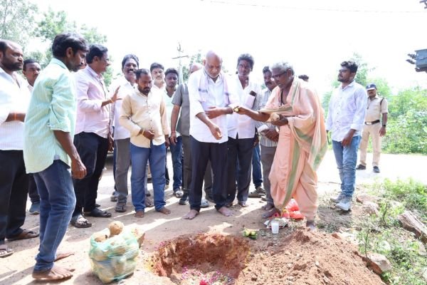 రూ.55 లక్షలతో రహదారి నిర్మాణానికి శంకుస్థాపన చేసిన ఎమ్మెల్యే యార్లగడ్డ.