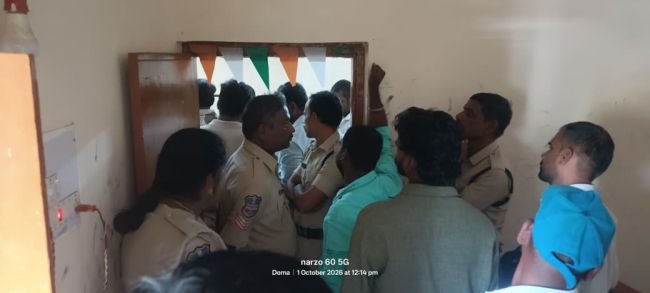 దోమ తహసీల్దార్ కార్యాలయం వద్ద తీవ్ర ఉద్రిక్తత: ఒంటిపై డీజిల్ పోసుకొని రైతుల ఆందోళన
