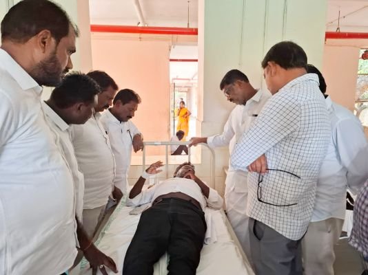 అనంతపురం ప్రభుత్వ ఆసుపత్రిలో వైఎస్సార్‌సీపీ నేతల పరామర్శ