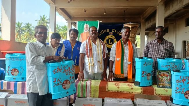 లయన్స్ క్లబ్ ఆధ్వర్యంలో 12 మంది సన్న, చిన్నకారు రైతులకు పవర్ స్ప్రేలు పంపిణీ