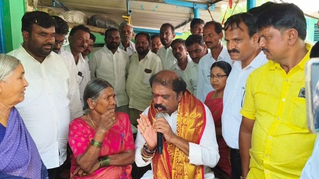 కోనేపల్లి తండాలో పెన్షన్ల పంపిణీ చేసిన ఎమ్మెల్యే గుమ్మనూరు జయరాం