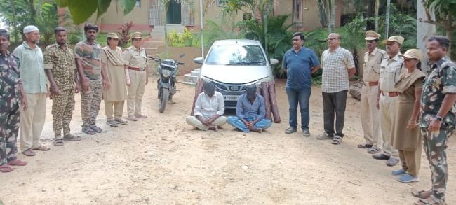 కారు, ద్విచక్ర వాహనం తో పాటు ఎర్ర చందన దుంగలు స్వాధీనం.