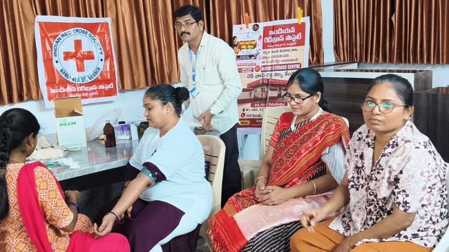 మహిళలు రక్తహీనతకు గురి కాకుండా జాగ్రత్త వహించాలి-రెడ్ క్రాస్ ట్రెజరర్ డాక్టర్ అరుణకుమారి