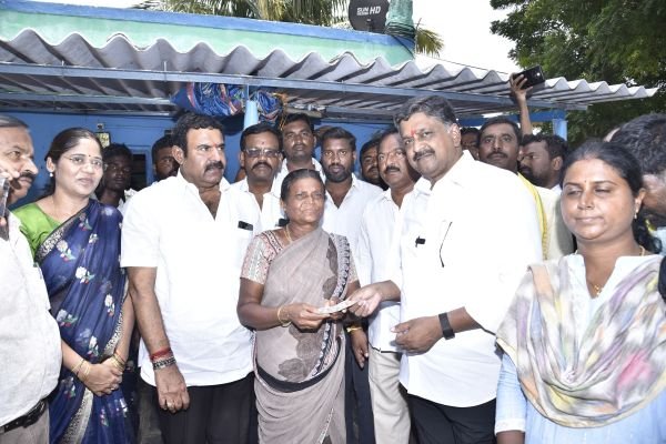 ఎం.ఎం.హళ్లిలో ఎన్టీఆర్ భరోసా పింఛన్లు పంపిణీ చేసిన మంత్రి పయ్యావుల కేశవ్