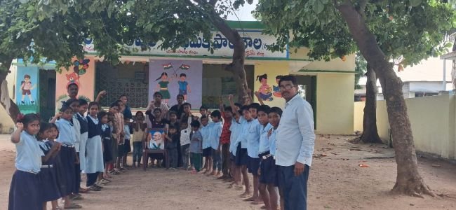గాంధీజీ ఆశయాలను ఆచరించాలి