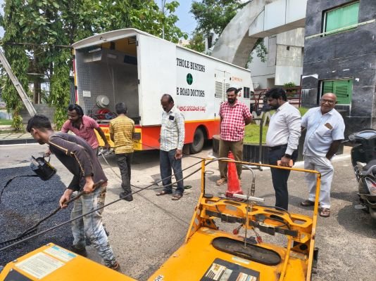 రొడ్డు మరమ్మత్తు పనులు పరిశీలించిన కమిషనర్