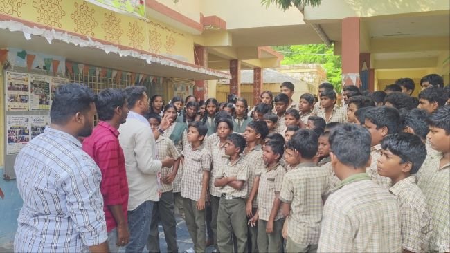 ప్రభుత్వ పాఠశాలల్లో మౌలిక సదుపాయాలు కల్పించాలి
