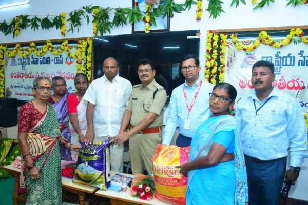 వృద్ధులు సమాజానికి దిక్సూచి లాంటివారు : అర్బన్ డీఎస్పీ భక్తవత్సలం