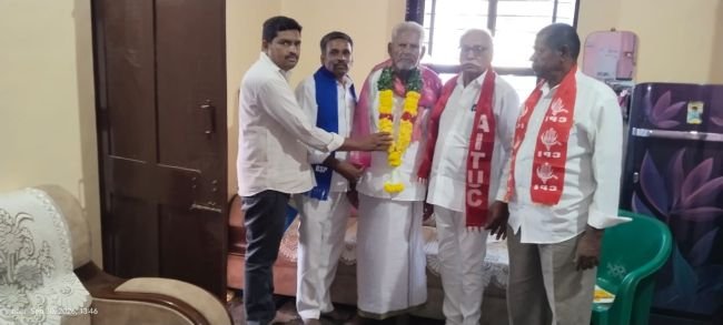 స్వాతంత్ర సమరయోధుడు శంకరయ్యను  కలిసిన సిపిఐ నాయకులు!