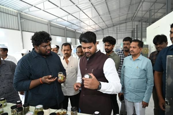 అమ్వి ఫుడ్స్ డీహైడ్రేషన్ ప్లాంట్‌ను సందర్శించిన కలెక్టర్ మహేష్ కుమార్..