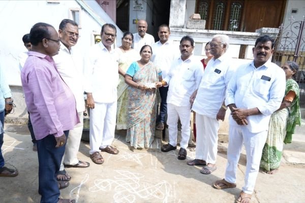 లబ్ధిదారులను  పలకరించి పింఛన్లను పంపిణీ చేసిన కర్రోతు