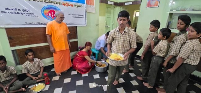 విద్యార్థులకు అన్నదానం అవగాహన 