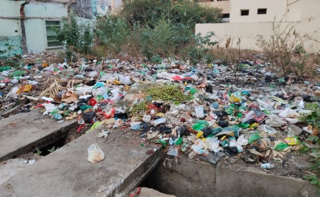 పాంచాలి నగర్ అంతా చెత్తాచెదారం.