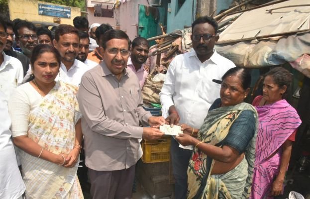 పొర్లుకట్టలో పండుగలా పెన్షన్ల పంపిణీ