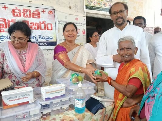 అంతర్జాతీయ వృద్ధుల దినోత్సవం సందర్భంగా వైద్య శిబిరం  సందర్శించిన ఎమ్మెల్యే కొణతాల రామకృష్ణ ,జిల్లా వైద్య శాఖ అధికారిని అచ్చుత కుమారి