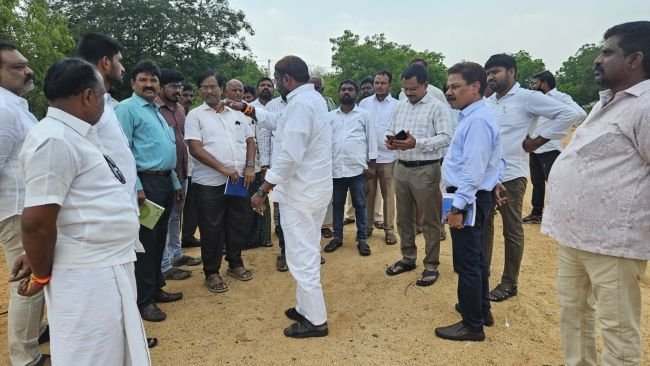 అక్టోబర్ 5న ధర్మవరం మెగా హ్యాండ్లూమ్ క్లస్టర్ భూమి పూజ: ఏర్పాట్లను పరిశీలించిన హరీష్ బాబు   * కేంద్ర మంత్రి గిరిరాజ్ సింగ్, లోకేష్, సత్యకుమార్ రాక – మార్కెట్ యార్డ్, హెలిప్యాడ్‌లలో ము