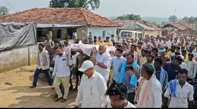 బుచ్చిరాం అంత్యక్రియల్లో పాల్గొని పాడె మోసిన మాజీ ఎమ్మెల్యే