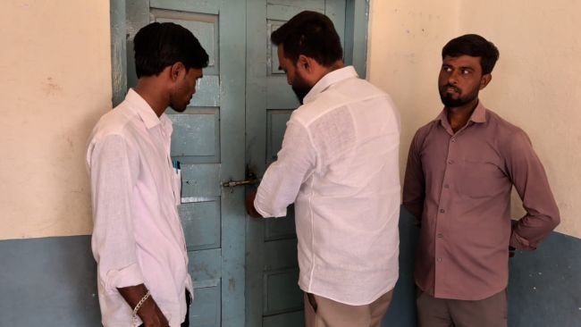 ఉపాధ్యాయుల బదిలీపై  గ్రామస్తుల ఆగ్రహం - పాఠశాలకు తాళం