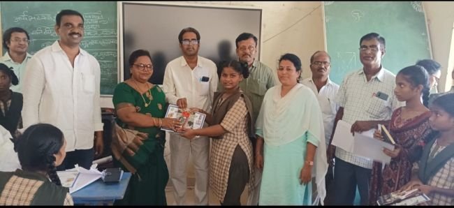 సేవా సంకల్ప్ అభియాన్ చిత్రలేఖన పోటీలో మేఘనకు జిల్లా స్థాయిలో ప్రథమ బహుమతి