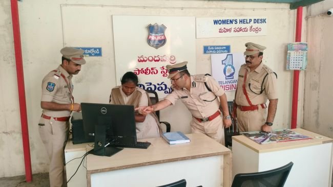 నేర రహిత మందమర్రి లక్ష్యంగా పోలీసుల సమష్టి కృషి - మాదకద్రవ్యాల కట్టడికి ప్రత్యేక చర్యలు చేపట్టాలి - పోలీస్ స్టేషన్ వార్షిక తనిఖీలో సీపీ అంబర్ కిశోర్ ఝా సూచనలు