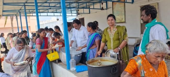 ధార్మిక సేవలో "కోట్ల" దంపతులు    సాయి ఆశ్రమంలో భక్తులకు అన్నదాన వితరణ 