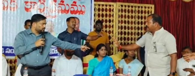 డబుల్ అలాట్మెంట్లో గడబిడ  * బి ఆర్ఎస్ కౌన్సిలర్ ను లాక్కెళ్ళిన పోలీస్ లు 
