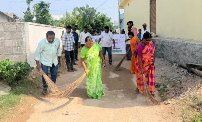 స్వచ్ఛతలో భాగస్వాములుకండి.. -సర్పంచ్ కవిత 