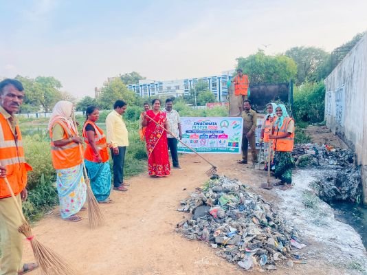 పారిశుధ్య కార్మికులతో కలిసి.. నాలా శుభ్రతలో చైర్‌పర్సన్‌