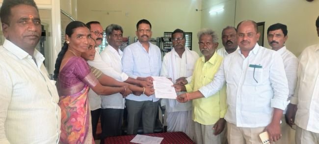 రైతులకు రుణాలు మంజూరు...
