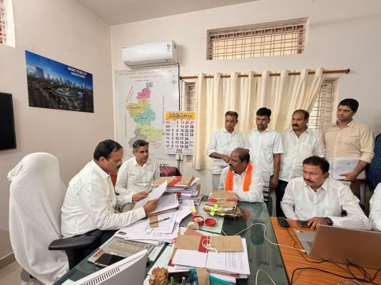 రైతుల సమస్యల్లో వెంటనే పరిష్కరించండి...