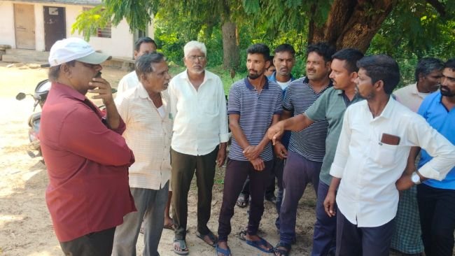 విద్యుత్‌ సిబ్బంది నిర్లక్ష్యంతో రైతుల ప్రాణాలకు ముప్పు:
