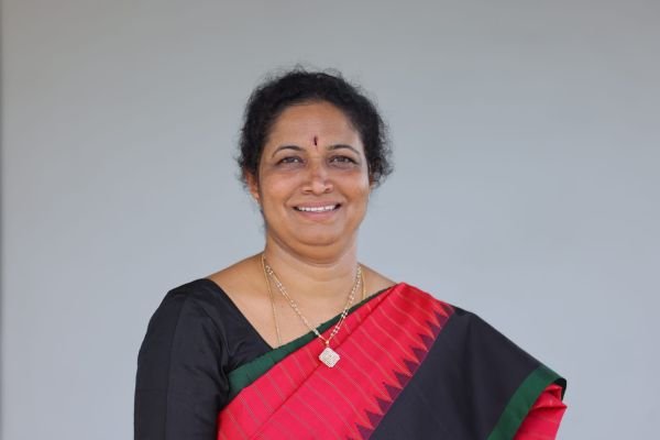 ఎమ్మెల్యే గౌరు చరితారెడ్డిని కలిసిన వీఆర్‌ఏలు